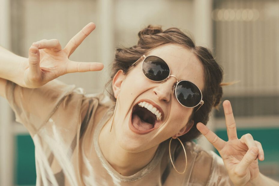Vrolijke vrouw, opluchting na kaakklachten