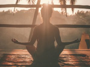 Vrouw in meditatie-houding, oefeningen voor kaakontspanning