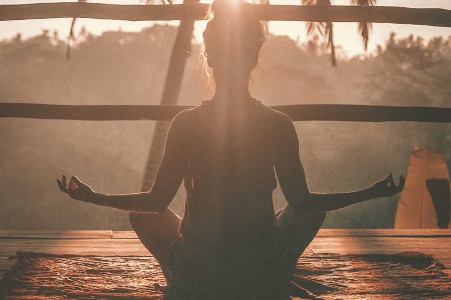 Vrouw in meditatie-houding, oefeningen voor kaakontspanning