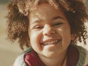Lachend kind, tandenknarsen herkennen bij kinderen