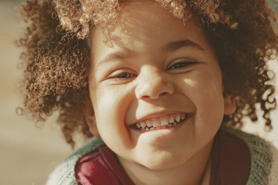 Lachend kind, tandenknarsen herkennen bij kinderen